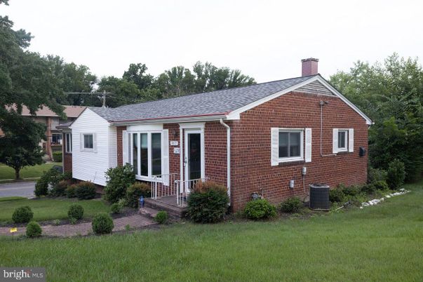 Exterior, Facade, Brick Facade, Cape Cod