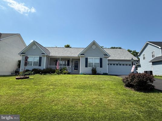 Attached, Exterior, Facade, Ranch