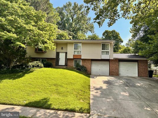 Attached, Exterior, Facade, Brick Facade, Raised Ranch
