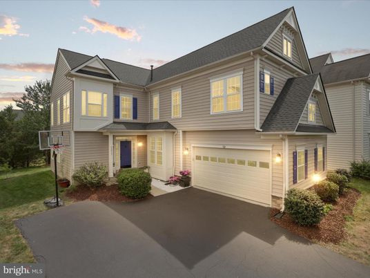 Attached, Exterior, Facade, Farmhouse