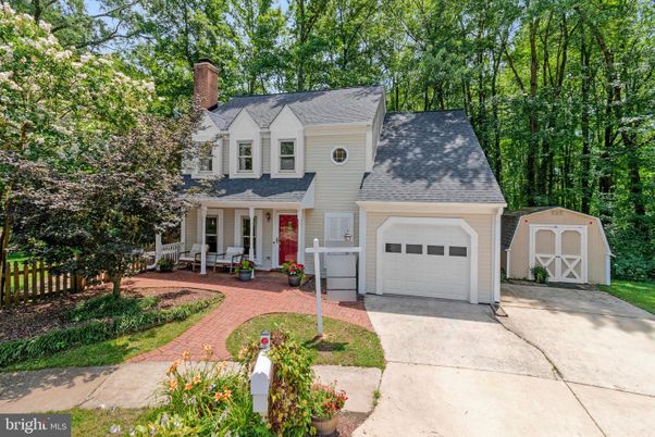 Attached, Exterior, Facade, Cape Cod
