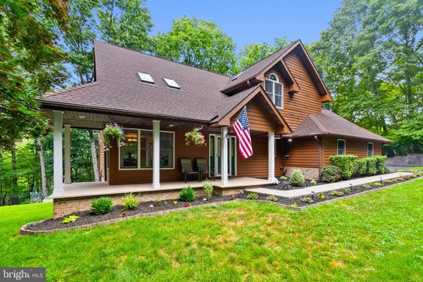 Exterior, Facade, Log Home