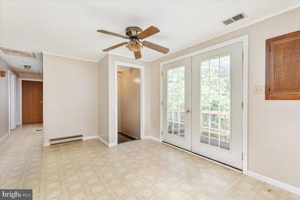 Empty room, Interior