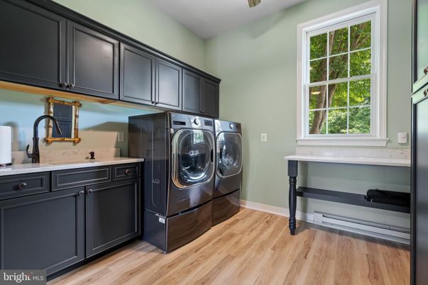 Interior, Washer, Wood Texture Flooring