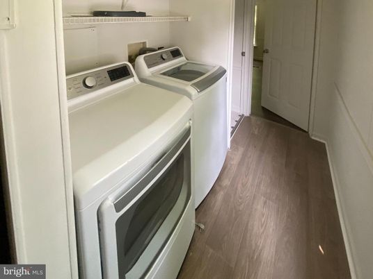 Interior, Washer, Wood Texture Flooring