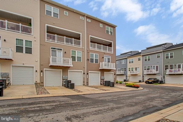 Attached, Exterior, Facade, Rowhouse