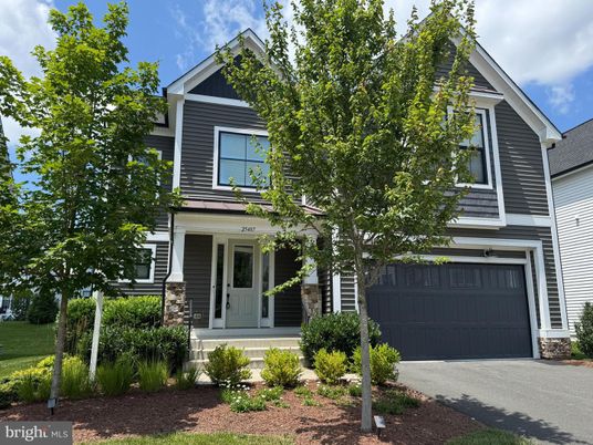 Attached, Exterior, Facade, Queen Anne Victorian