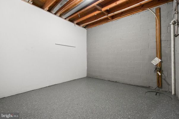 Empty room, Garage, Interior, Wooden Beams