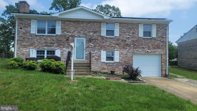 Attached, Exterior, Facade, Brick Facade, Georgian