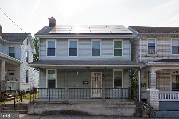 Exterior, Facade, American Foursquare