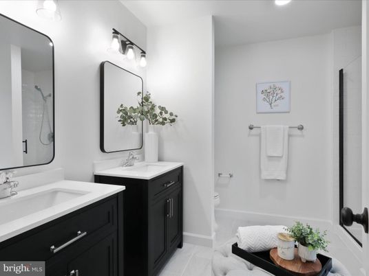 Bathroom, Dual Sink Vanities, Interior, Recessed Lighting