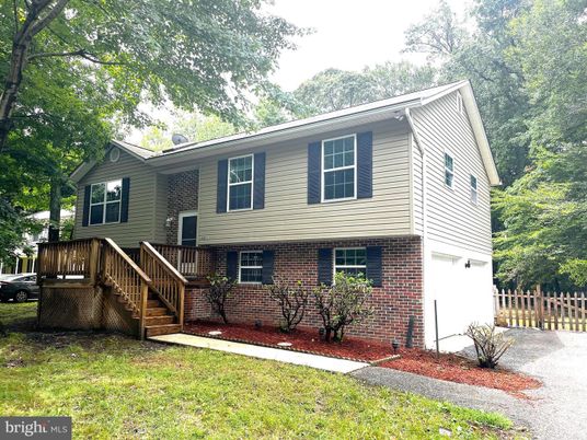 Attached, Exterior, Facade, Brick Facade, Raised Ranch
