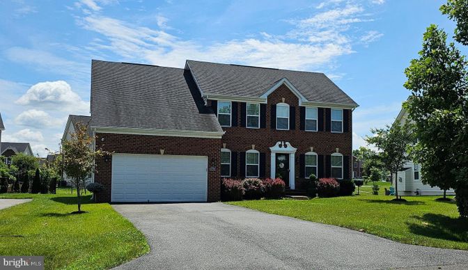 Attached, Exterior, Facade, Brick Facade, Georgian