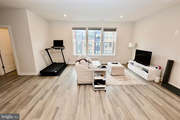 Fitness Equipment, Interior, Living room, Recessed Lighting, Wood Texture Flooring
