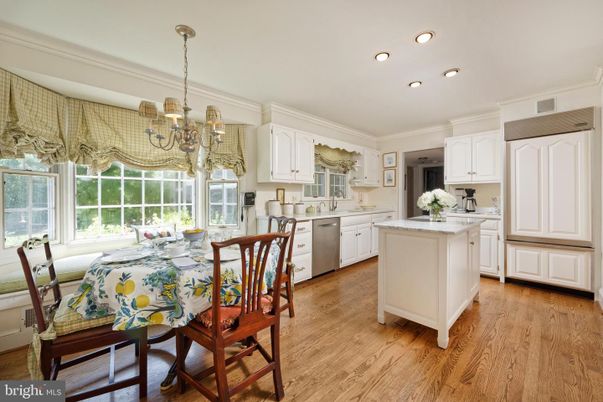 Chandelier, Dining room, Interior, Kitchen, Pendant Lights, Recessed Lighting, Wood Texture Flooring