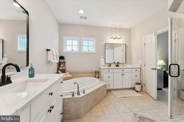 Bathroom, Dual Sink Vanities, Interior, Recessed Lighting