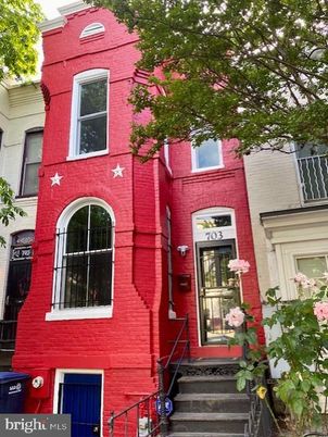 Exterior, Facade, Rowhouse