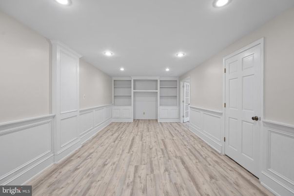 Empty room, Interior, Recessed Lighting, Wood Texture Flooring