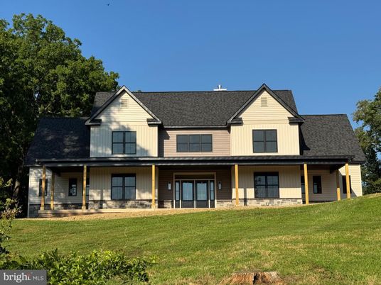 Exterior, Facade, Farmhouse