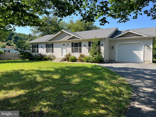 Attached, Exterior, Facade, Ranch