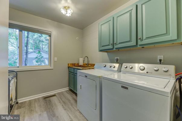 Interior, Washer, Wood Texture Flooring