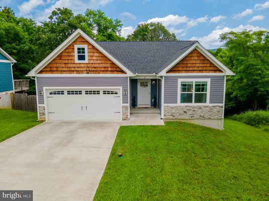 Attached, Exterior, Facade, Ranch