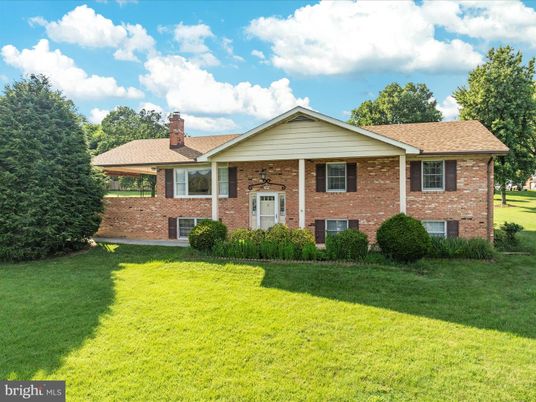 Backyard, Exterior, Facade, Brick Facade, Split Level