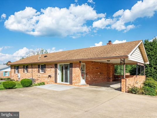 Exterior, Facade, Brick Facade, Ranch