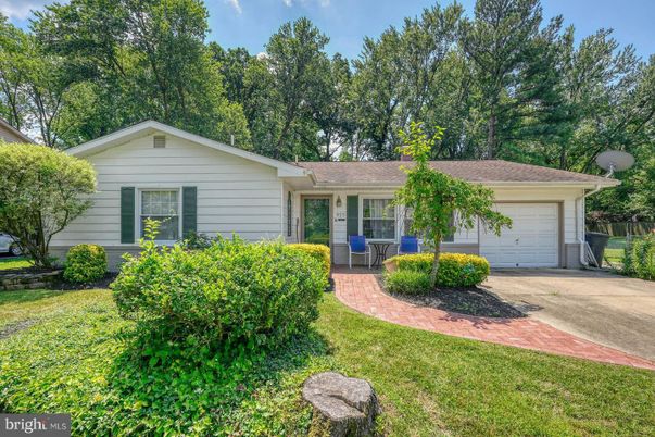 Attached, Exterior, Facade, Ranch