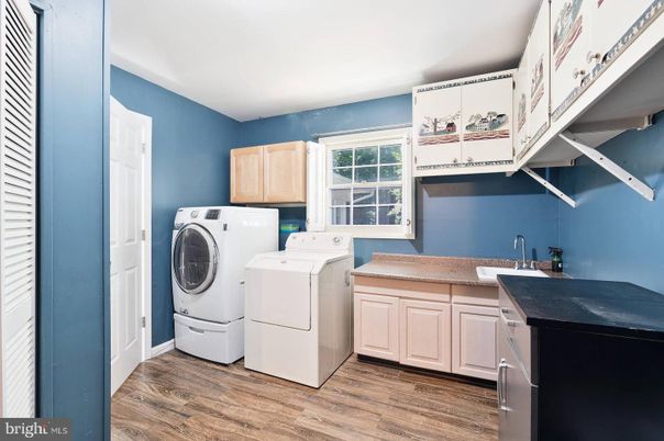 Interior, Washer, Wood Texture Flooring