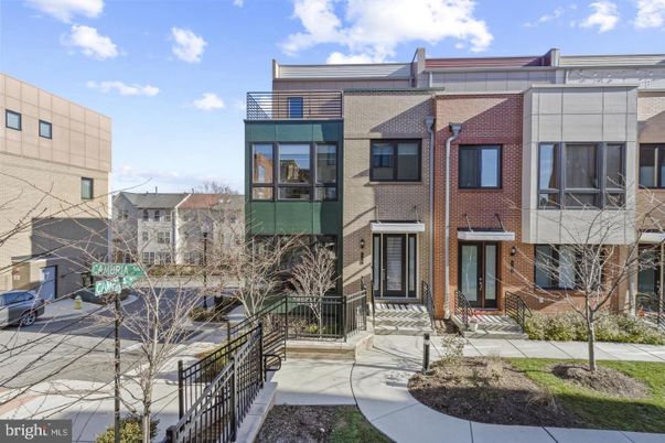 Exterior, Facade, Brick Facade, Rowhouse