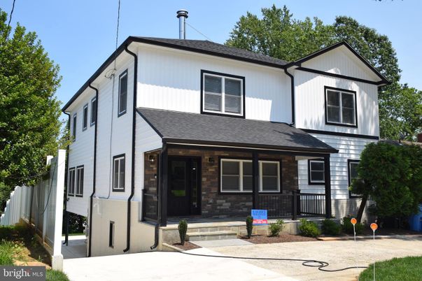 Exterior, Facade, Farmhouse