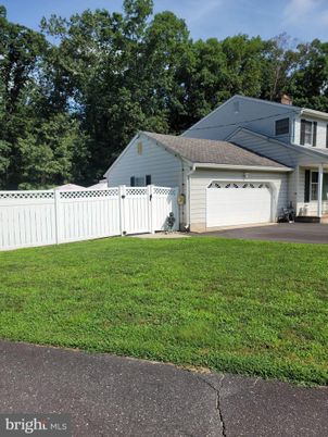 Attached, Exterior, Facade, Ranch