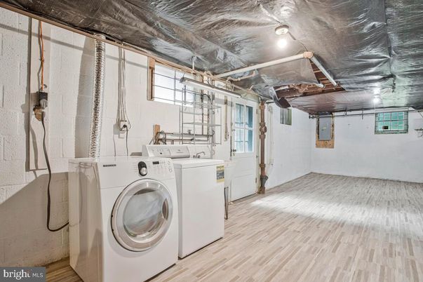 Interior, Utility Closets, Washer, Wood Texture Flooring