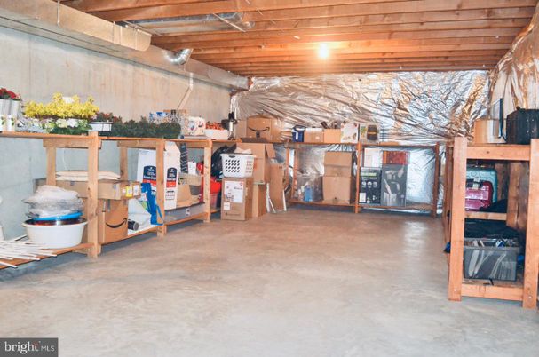 Garage, Interior, Wooden Beams