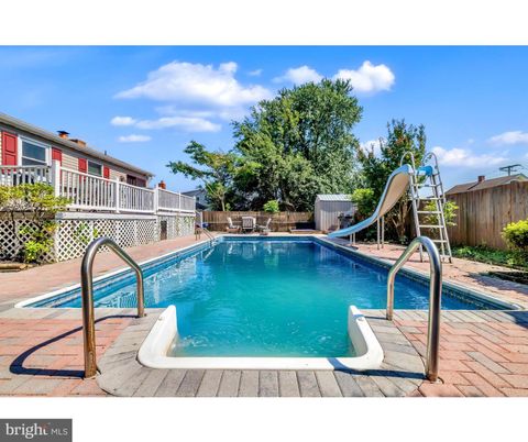 Exterior, Playground, Pool