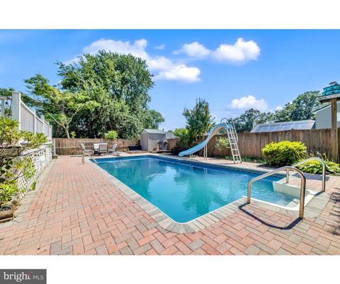 Exterior, Playground, Pool