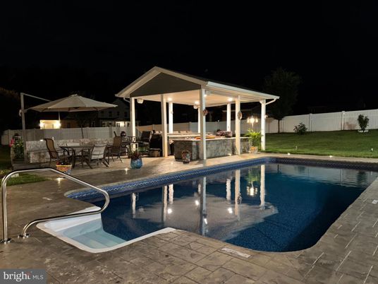 Exterior, Pool