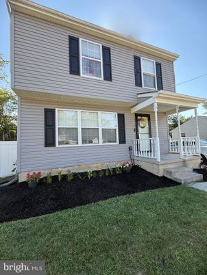 Exterior, Facade, American Foursquare