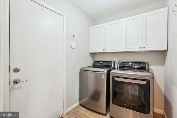 Interior, Washer, Wood Texture Flooring