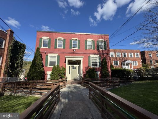 Exterior, Facade, Brick Facade, Georgian
