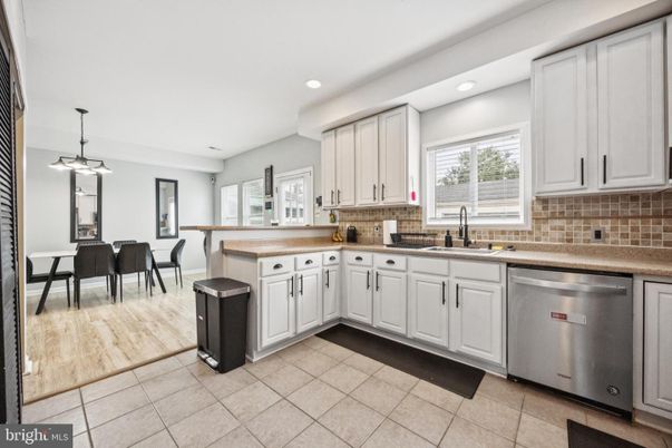 Dining room, Interior, Kitchen, Pendant Lights, Recessed Lighting, Stainless Steel Appliances
