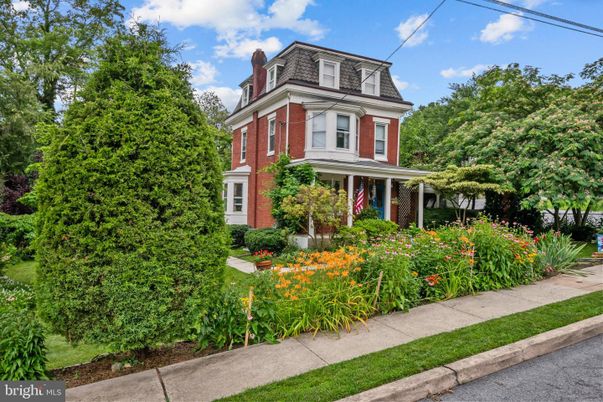 Exterior, Facade, Brick Facade, American Foursquare