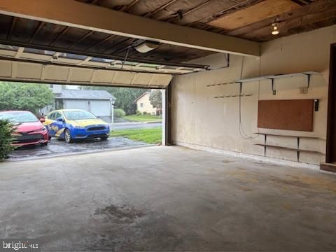 Garage, Interior, Wooden Beams