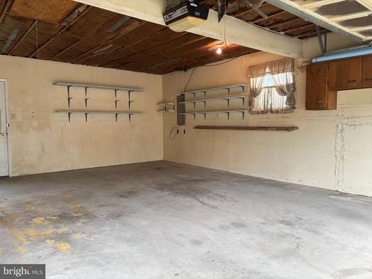 Garage, Interior, Wooden Beams