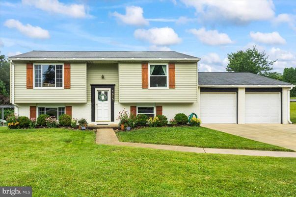 Attached, Exterior, Facade, Raised Ranch