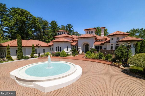 Exterior, Facade, Pool, Mediterranean