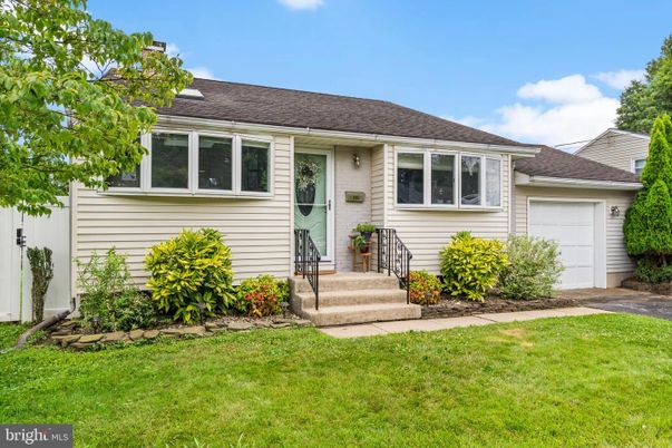 Attached, Exterior, Facade, Cape Cod