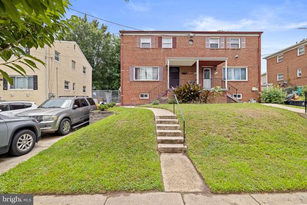 Exterior, Facade, Brick Facade, Rowhouse