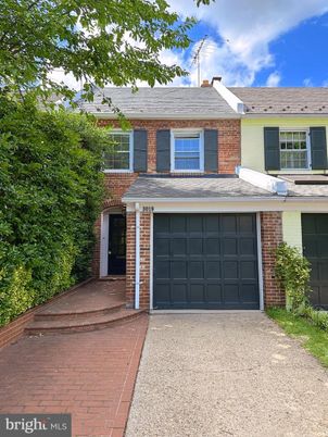 Attached, Exterior, Facade, Brick Facade, Georgian